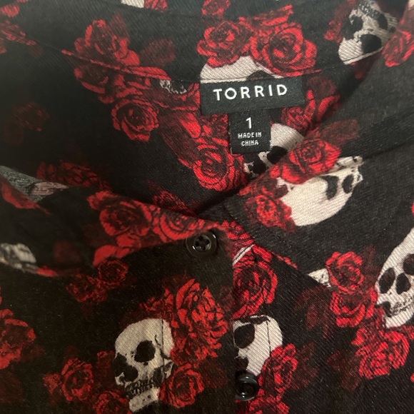 Torrid skull & rose shirt - Picture 3 of 3
